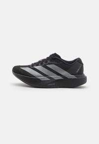 Czarne buty biegowe z srebrnymi paskami, gruba wkładka amortyzująca oznaczona "Lightstrike Pro", widok z boku na białym tle.