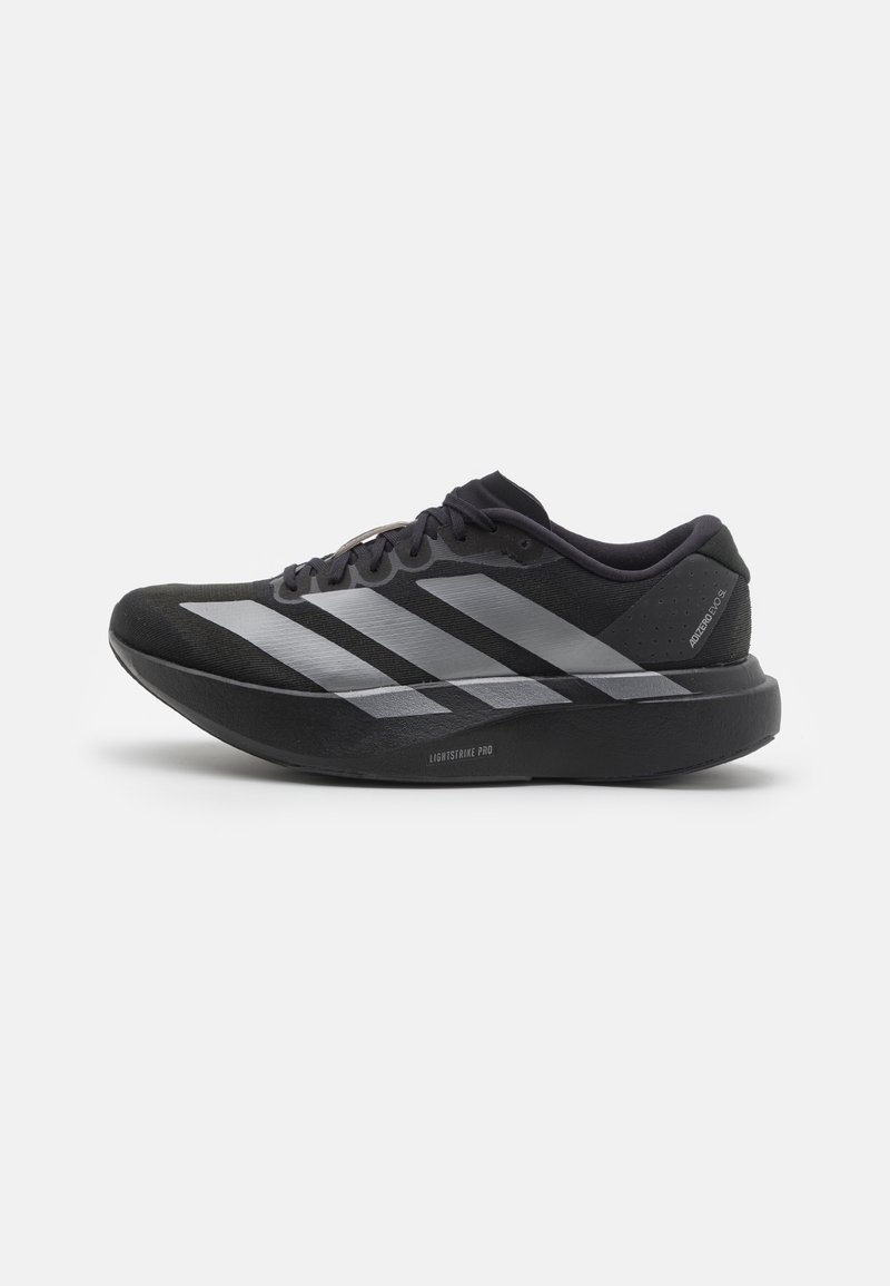 Czarne buty biegowe z srebrnymi paskami, gruba wkładka amortyzująca oznaczona "Lightstrike Pro", widok z boku na białym tle.