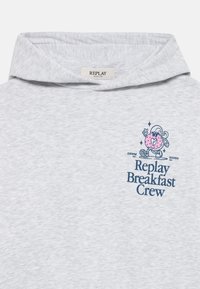 Grauer Sweatshirt mit Kapuze, großem Grafikmotiv eines Donut-Charakters und dem Text "Replay Breakfast Crew" in Dunkelblau. Weiche Textur, lässiges Design.