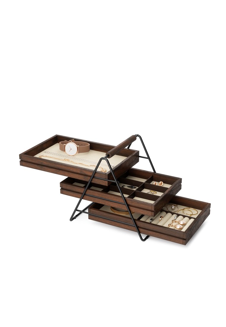 Brązowy drewniany organizer na biżuterię z trzema wyjmowanymi tacami, czarnym metalowym uchwytem, przegrodami na pierścionki i bransoletki, wyściełany beżowym materiałem.