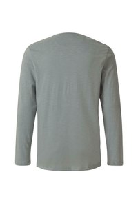 Hellgraues Langarm-T-Shirt mit Rundhalsausschnitt, flach liegend mit der Rückseite nach vorne auf weißem Hintergrund dargestellt.