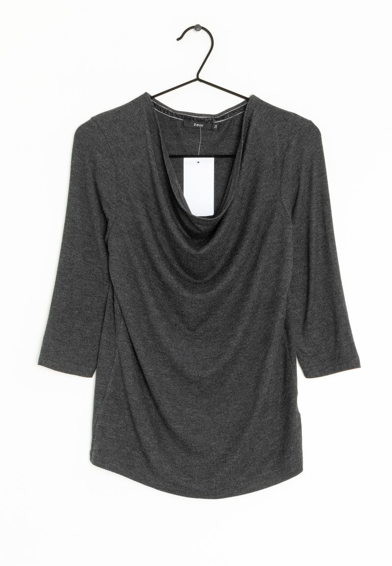 Maglietta grigio scuro a tre quarti con scollo a corolla, realizzata in tessuto morbido. Presenta dettagli drappeggiati e un'etichetta all'interno dello scollo.