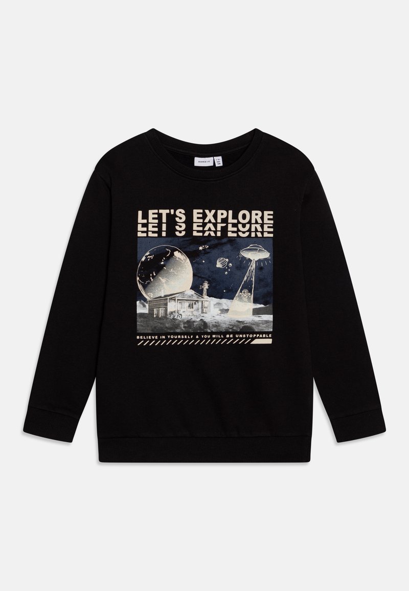 Svart sweatshirt med ett grafiskt mönster av planeter, ett hus och texten "LÅT OSS UTFORSKA" i fet krämfärgad stil. Mjuk, texturerad tyg.