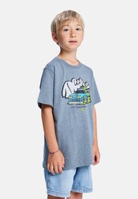 Szary bawełniany t-shirt z kolorową grafiką samochodu i nadrukiem tekstu. Charakteryzuje się luźnym krojem i krótkimi rękawami, zestawiony z dżinsowymi szortami.