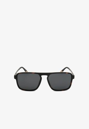 Occhiali da sole rettangolari neri con lenti scure e una sottile decorazione tartarugata sulla montatura, mostrati frontalmente su uno sfondo bianco.