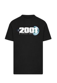 Svart bomulls-t-skjorte med teksten "2001 A SPACE ODYSSEY" i hvitt med blå detaljer; klassisk rund hals-design.