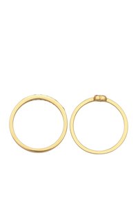 Guldfarvede metalringe med et glat, rundt design. Den ene ring har en lille tekstureret detalje. Begge har et rent, minimalistisk udseende.