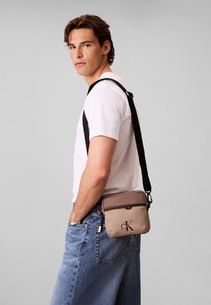 Calvin Klein, BOLD SQUARE - Skuldertasker - desert taupe