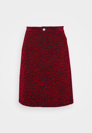 Saia vermelha com padrão de estampado de leopardo preto, forma estruturada e fecho com botões na frente na cintura. Tecido de textura suave.