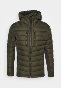 Doudoune vert olive avec capuche, design matelassé, deux poches zippées sur la poitrine et poignets élastiques. Tissu uni avec une texture lisse.