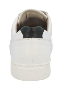 Weiße Leder-Sneaker mit einem durchgehend schwarzen Lederakzent an der Ferse. Abgerundetes Design, glatte Textur und Gummisohle mit einem strukturierten Grip-Muster.