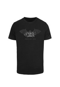 Sort bomulds t-shirt med grafisk design af flagermusvinger og teksten "OZZY ORDINARY MAN" i grå. Korte ærmer og rund hals.