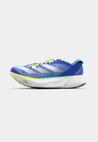 Baskets de course bleues avec une tige en mesh, des rayures blanches et des lacets jaunes. Elles disposent d'une semelle rembourrée et d'un accent teal au talon.