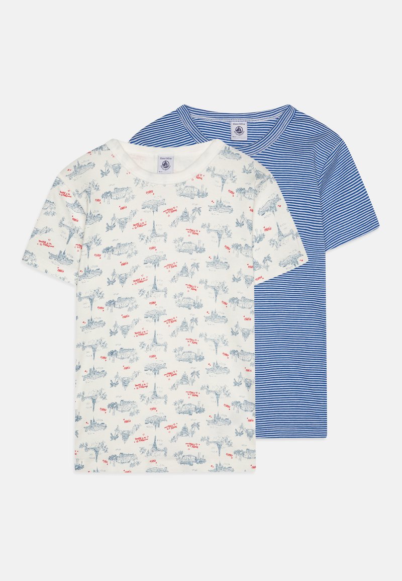 Två bomullst-shirts: en krämfärgad med blått motivtryck och röda accenter, den andra blå med vita horisontella ränder. Kortärmad, rund halsringning.