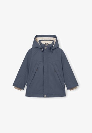 Granatowa kurtka przeciwdeszczowa z kapturem, z kremową podszewką, dwoma przednimi kieszeniami, zapięta na napy, o luźnym kroju i fakturowanej tkaninie.