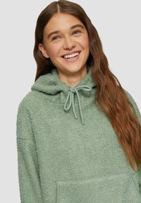 Groene fleece hoodie met een gestructureerd oppervlak, verstelbare capuchon, voorkeurszak en een ontspannen pasvorm. Zacht, gezellig materiaal.
