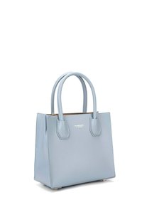 Borsa a tracolla in pelle di colore blu chiaro con due manici arrotondati, forma rettangolare, texture liscia e dettaglio della cerniera dorata. Logo stampato sul davanti.