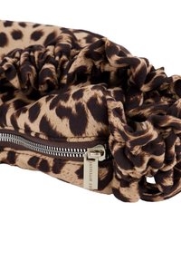 Luipaardprint etui met gathered randen, voorzien van een zilveren rits en label. Gemaakt van zachte stof met een gladde textuur.