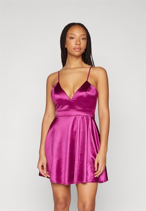 ALAIA V NECK SKATER - Cocktailkjole / festkjole - magenta