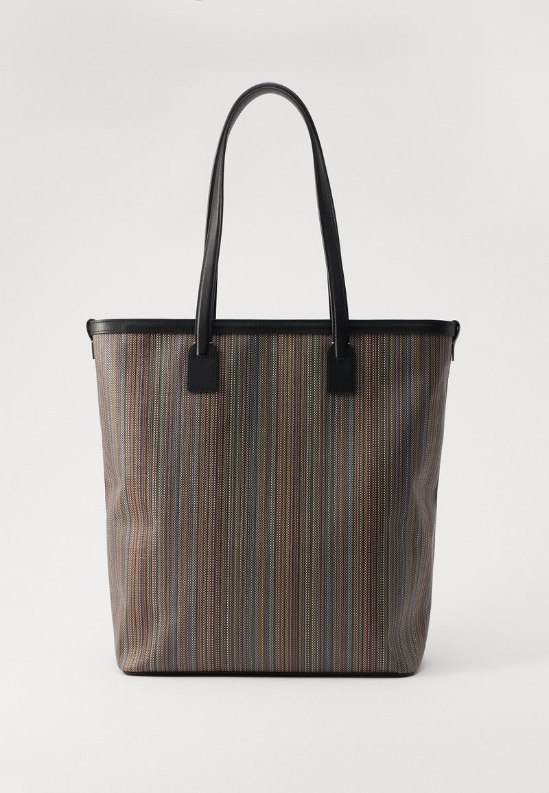 Sac fourre-tout avec des rayures multicolores verticales, en matériau synthétique, bordure en cuir noir, deux poignées solides, forme rectangulaire, texture lisse.