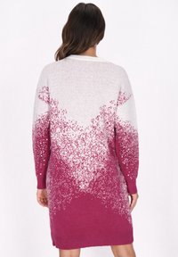 Rochie tricotată cu un design gradient de la alb la fuchsia, cu detalii ornamentale pe mâneci și manșete ribbate.