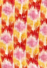 Motif textile abstrait avec des stries verticales en dents de scie dans des tons de rouge, orange, jaune et rose sur une surface de tissu texturée.
