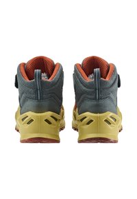 Trailrunning-Schuhe mit grauem Obermaterial, orangefarbener Fütterung und gelber Sohle. Sie verfügen über strukturierten Stoff, Paneling und einen sicheren Sitz an der Ferse.