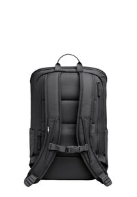 Černý batoh s polstrovanými, nastavitelnými popruhy a texturovanou zadní částí. Má rukojeť na vrchu a uzavíratelné přihrádky. Hladký povrch látky.