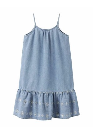 Jasnoniebieska jeansowa sukienka bez rękawów z cienkimi ramiączkami oraz ażurowym kwiatowym haftem na falbankowanym obrzeżu.