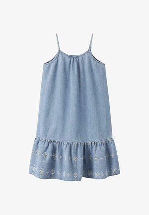 Robe sans manches en denim bleu clair avec fines bretelles et broderie florale à œillets sur l'ourlet volanté.