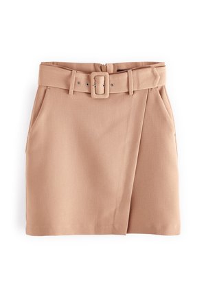Jupe beige taille haute avec ceinture en tissu assortie avec une boucle rectangulaire et des poches latérales, sur fond blanc.