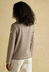 Gestreift Hemd mit langen Ärmeln, das braune und beige horizontale Streifen aufweist. Es besteht aus weichem Material, hat einen runden Ausschnitt und eine figurbetonte Silhouette.