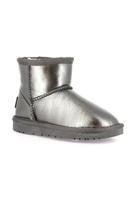 Stivale alla caviglia grigio metallizzato con morbida fodera interna, punta arrotondata e suola in gomma piatta. Presenta dettagli cuciti e un'altezza appena sopra la caviglia.