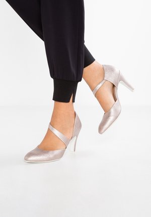 Metaliczne różowe złote szpilki z zamkniętym noskiem, bocznymi wycięciami i wąskim paskiem wokół kostki. Posiadają błyszczące wykończenie i solidny obcas.