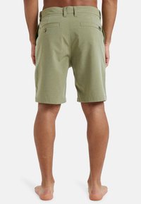Miętowo-zielone szorty o gładkiej fakturze, wyposażone w dwie tylne kieszenie oraz małe logo na pasku w talii. Casualowy design, długość do kolan.