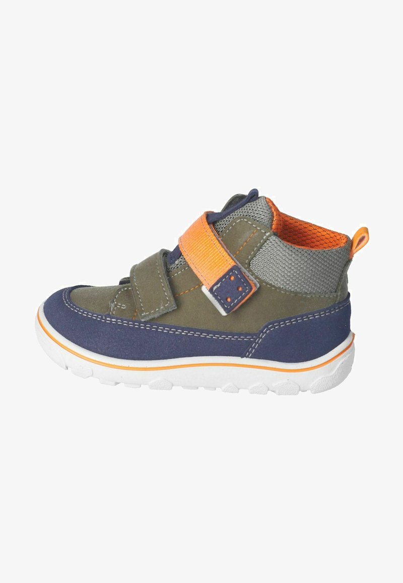Groene en marineblauwe high-top schoen met een oranje band, gestructureerde grijze mesh bovenkant, witte zool met oranje accenten en gevoerde enkelsteun.