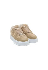 Sneakers in pelle beige con rivestimento peloso, suola bianca, punta perforata, cinque occhielli e marchio in metallo dorato sul lato.