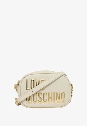 Borsa a tracolla in finta pelle bianca con testo dorato in rilievo "LOVE MOSCHINO", tracolla regolabile e texture liscia con bordi arrotondati.