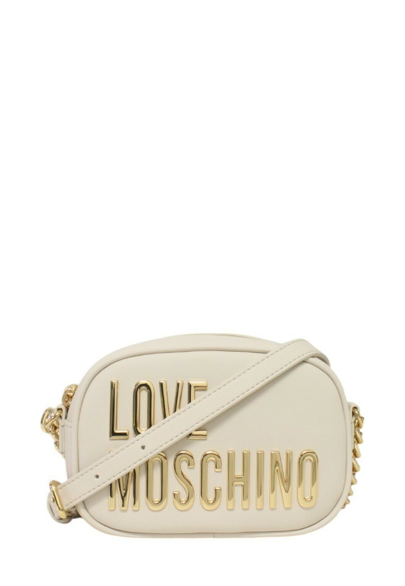 Borsa a tracolla in finta pelle bianca con testo dorato in rilievo "LOVE MOSCHINO", tracolla regolabile e texture liscia con bordi arrotondati.