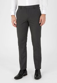 Grau maßgeschneiderte Hose mit glatter Textur, ausgestattet mit einem vorderen Knopfverschluss und Seitentaschen, kombiniert mit schwarzen Dressschuhen.