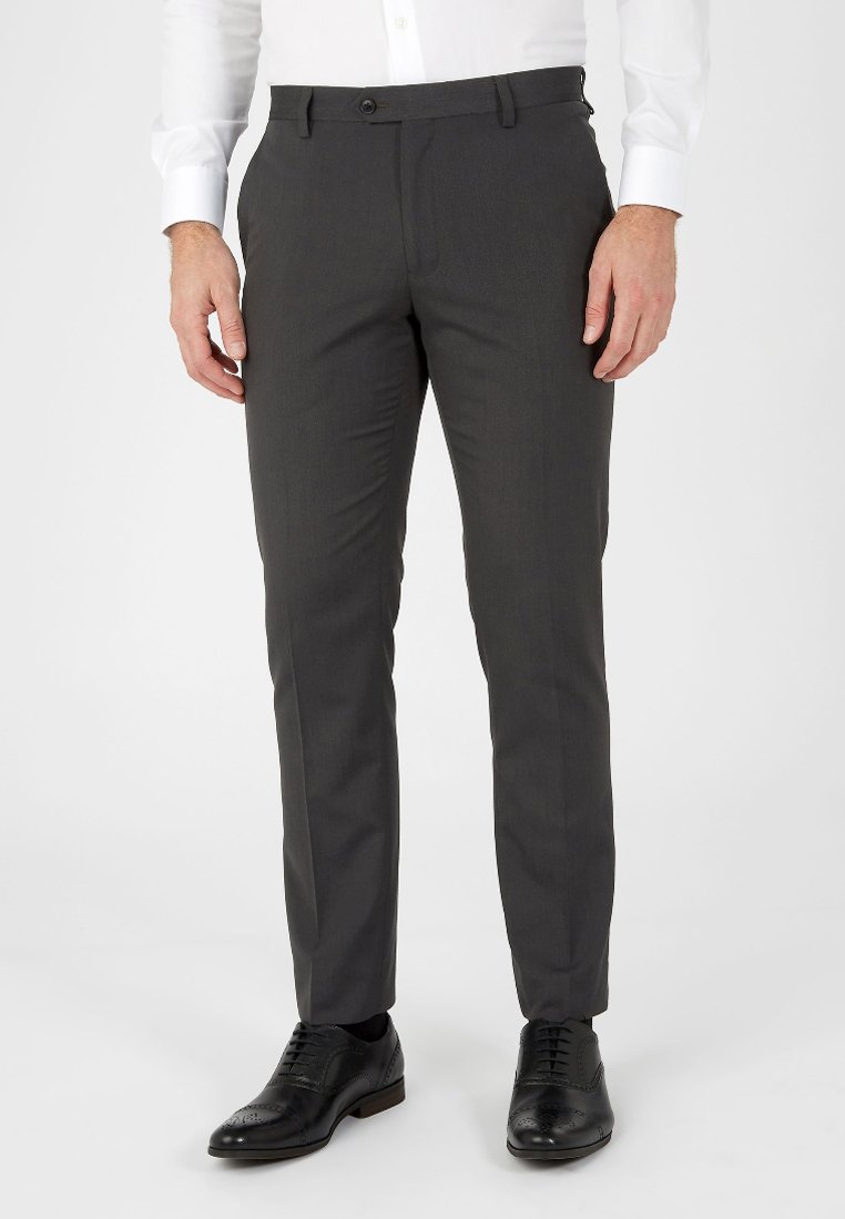 Grau maßgeschneiderte Hose mit glatter Textur, ausgestattet mit einem vorderen Knopfverschluss und Seitentaschen, kombiniert mit schwarzen Dressschuhen.