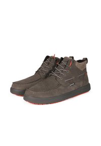 Bottines en daim marron avec des lacets gris, tige texturée et accents orange sur la semelle. Bout arrondi et col rembourré.