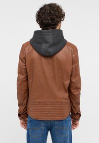 Braune Lederjacke mit einer dunkelgrauen Stoffkapuze, Rippendetails an der Taille und geknöpften Manschetten. Die Rückansicht zeigt die Stichmuster.