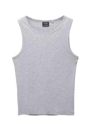 Graues, ärmelloses Baumwolltanktop mit rundem Ausschnitt und gerippter Textur, mit einem Etikett auf der Rückseite. Einfaches und figurbetontes Design.