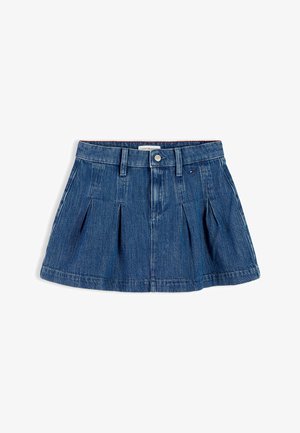 Mini-jupe plissée en denim bleu avec passants de ceinture, bouton devant et petit logo brodé sur le côté droit.