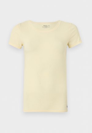 Camiseta de manga corta y cuello redondo en amarillo pálido, de corte ajustado y con una pequeña etiqueta de logo en el dobladillo inferior, sobre un fondo liso.