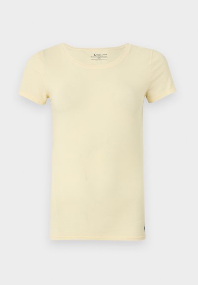 Παλ χρώμα κίτρινο κοντομάνικο T-shirt με στρογγυλή λαιμόκοψη, στενή εφαρμογή και μικρό ετικέτα λογότυπου στο κάτω μέρος, σε απλό φόντο.