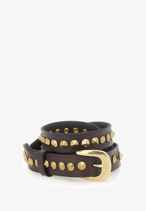 Cintura in pelle marrone con dettagli in borchie dorate, caratterizzata da una fibbia arrotondata. La cintura è arrotolata, mostrando una superficie testurizzata e borchie di forme varie.