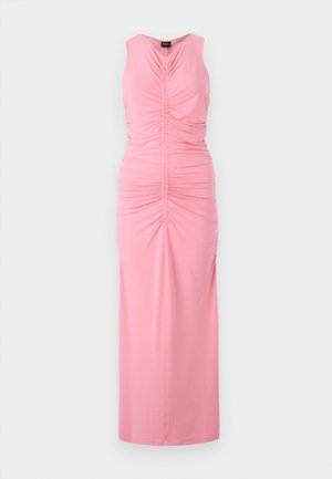 Vestido rosa sin mangas con textura fruncida y recogidos en el frente, de larga longitud, confeccionado en una tela suave y lisa.