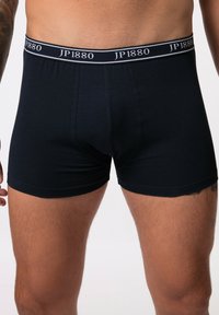 Boxers en jersey de coton extensible de couleur bleu marine foncé, dotés d'une taille douce avec le logo "JP1880" et d'un design lisse et sans coutures.